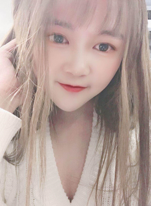 三点粉大胸妹
